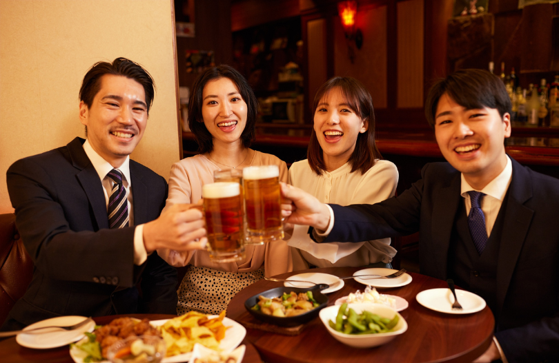 飲食店で乾杯するお客様